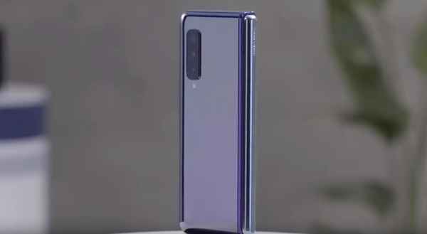 Design du smartphone pliable Samsung Galaxy Fold 2019 Design du smartphone pliable Samsung Galaxy Fold 2019