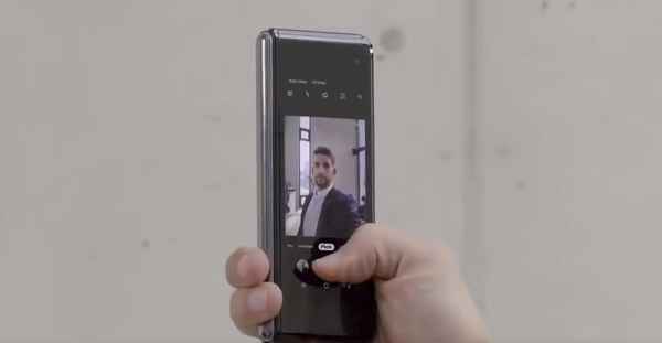 Samsung Galaxy Fold 2019 - mode selfie Samsung Galaxy Fold 2019 - mode selfie